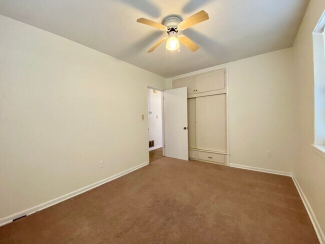 Building Photo - Spacious 3 bed 1 bath with easy access to ...
