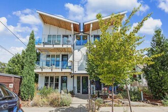 Building Photo - Unit D