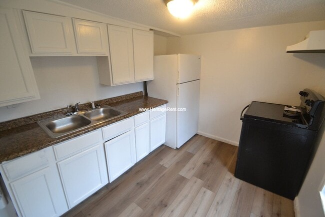 Building Photo - 3 bed 1 bath Beautiful Private Setting