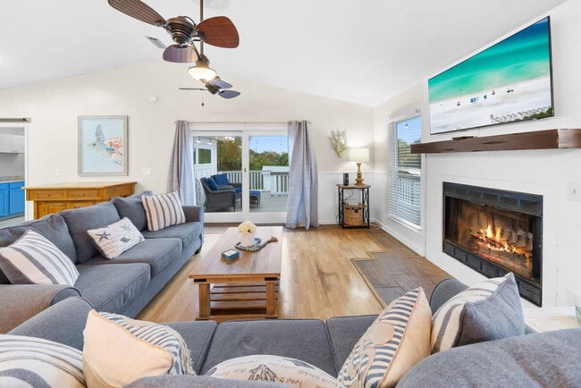 Building Photo - 501 Dolphin St