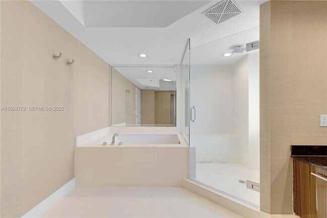 Building Photo - 2711 S Ocean Dr