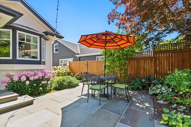 Building Photo - 3bd/1.75ba Seattle Home