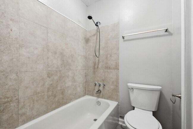 Building Photo - 8160 Stonebrook Dr
