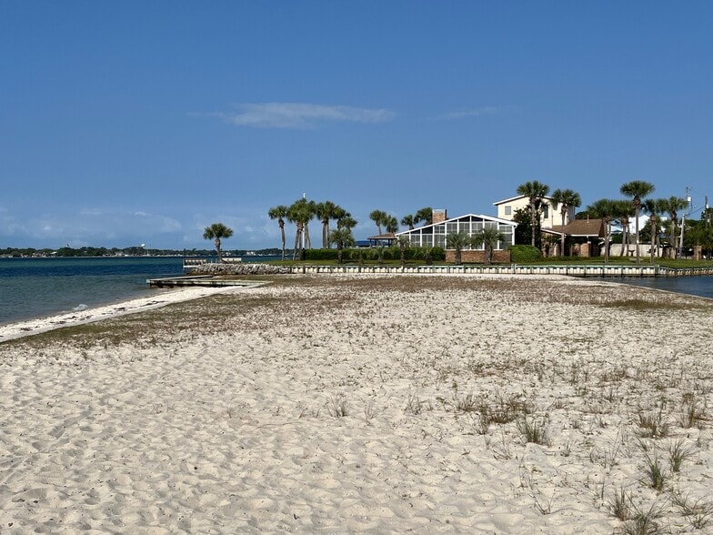 Beautiful waterfront park - 44 5th Ave