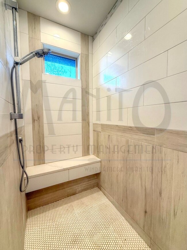 Building Photo - Spacious South Hill Home