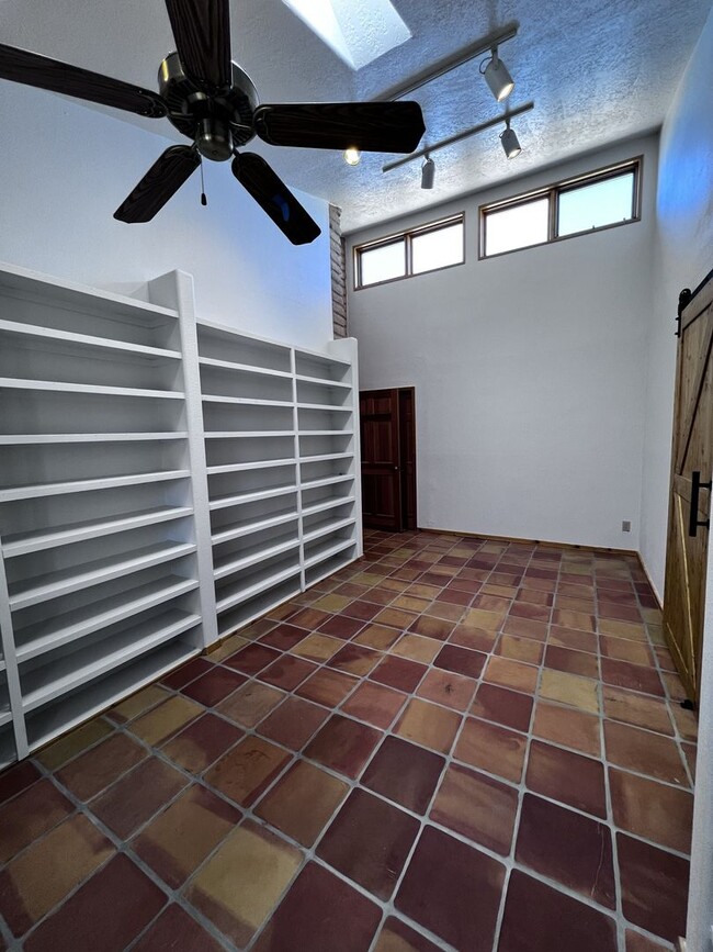 Building Photo - 5 Oriente Ct