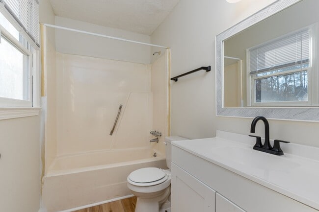 Building Photo - Newly renovated unit close to I-77 and I-20