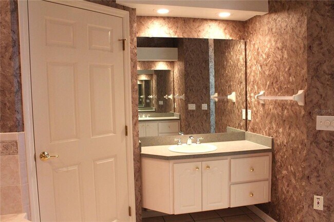 Building Photo - 2228 Lake Holloway Blvd