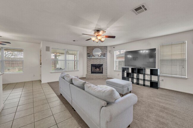 Building Photo - Spacious home on Montrose