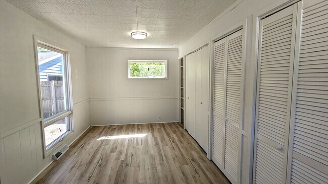 Building Photo - 1874 Manor Dr