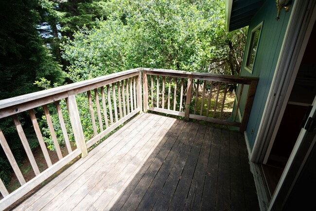 Building Photo - Remodeled 2-Bedroom Apartment for Rent