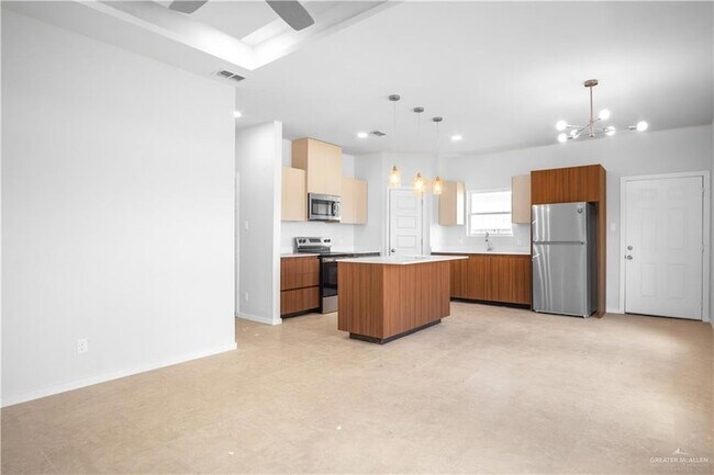 Building Photo - 704 N Alexandrite Ave