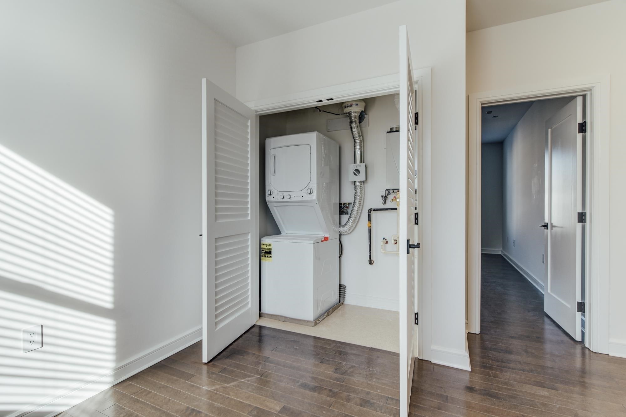 Building Photo - 974 Summit Ave