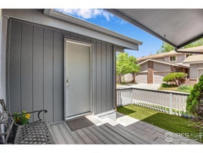 Building Photo - Recently Renovated and Updated 5 BR Townho...