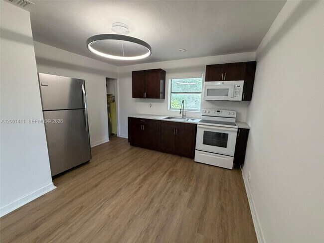 Building Photo - 437 NW 44th Ave