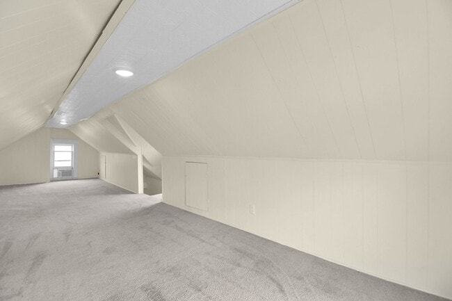 Building Photo - Stunning and Spacious 3 Bedroom House