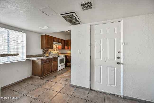 Building Photo - 526 S Mesa Dr