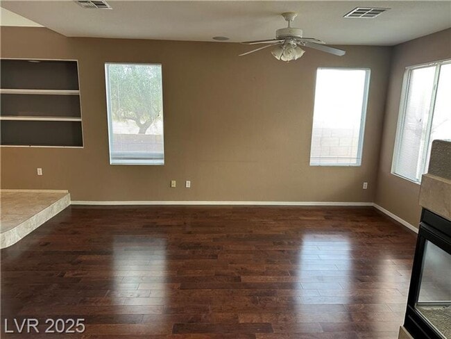 Building Photo - Beautiful 3 bedroom w loft 2.5 bath townho...