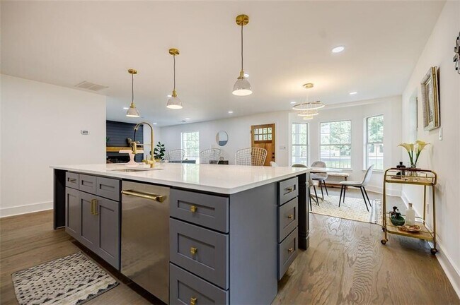 Building Photo - 2749 Memorial Dr SE