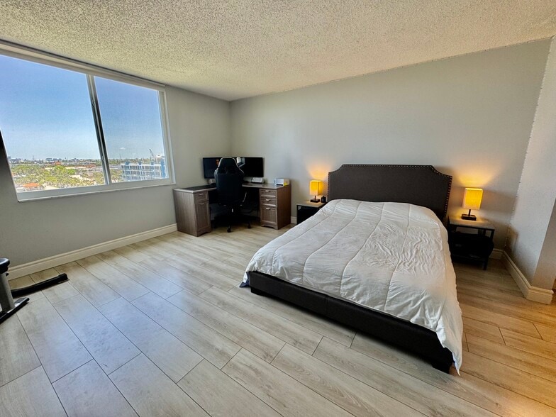 Building Photo - 301 Lake Shore Dr