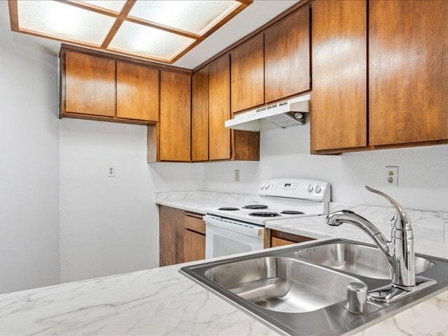 Building Photo - Healdsburg 2BR/1.5 Condo, 2 story, walk to...