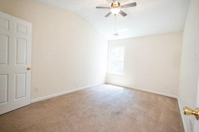 Building Photo - 2833 Parkway Close