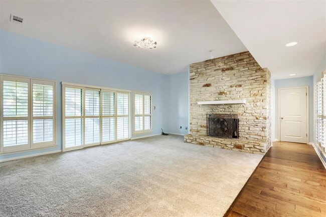 Building Photo - 208 Crescent Bluff