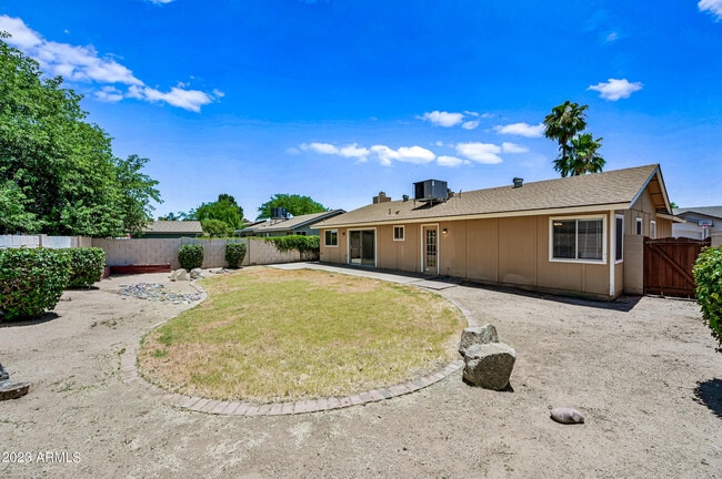 Building Photo - 6830 E Paradise Ln