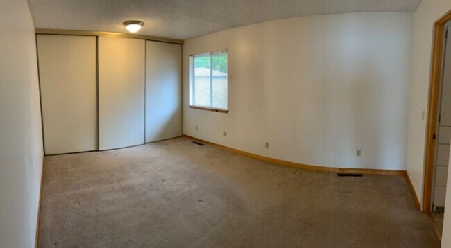 Building Photo - 1151