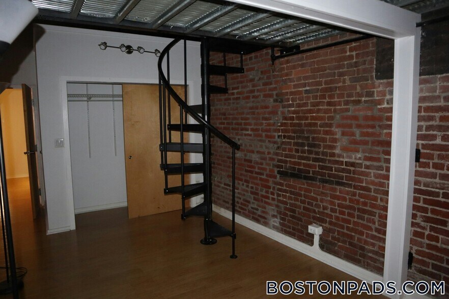 Building Photo - 254 Friend St
