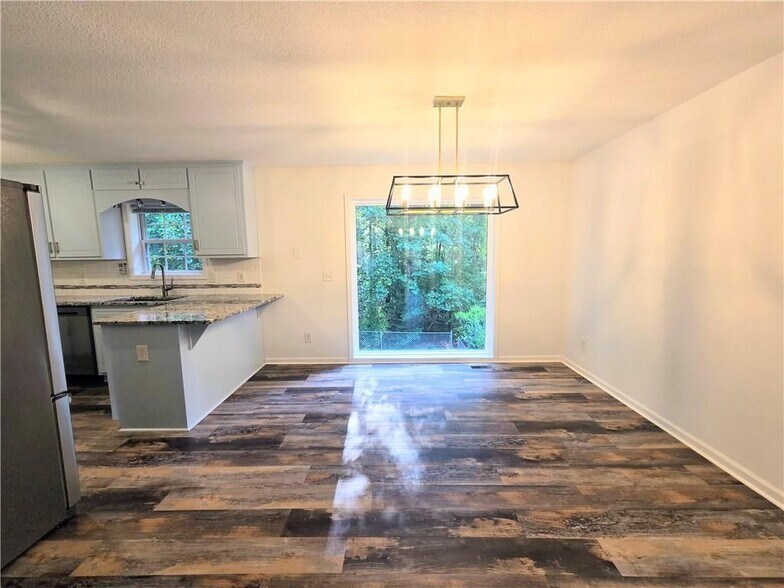 Building Photo - 3060 Glen Wallace Dr