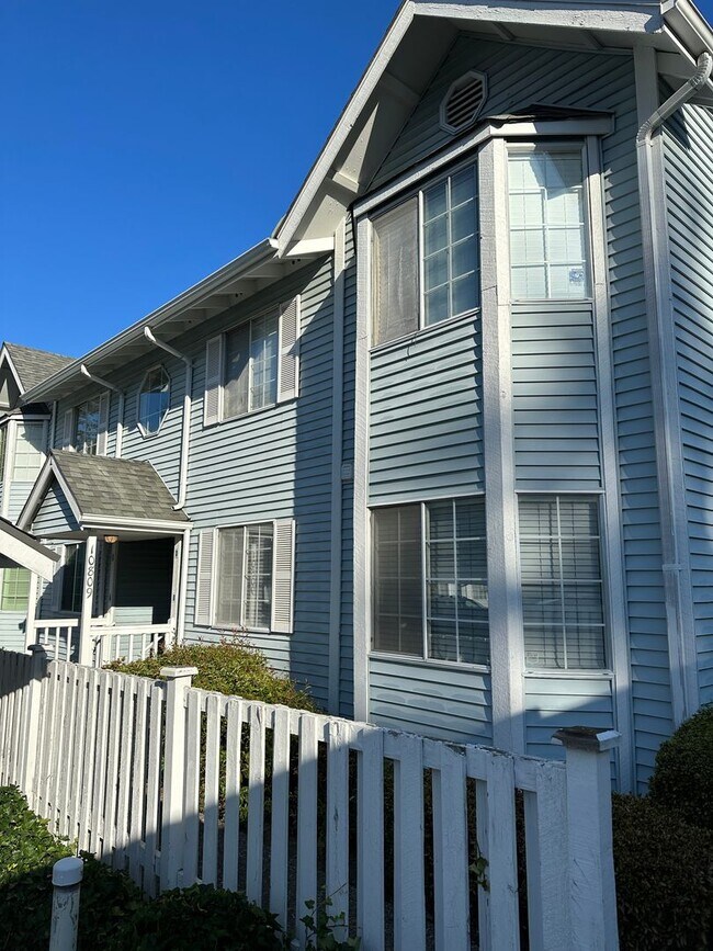 Building Photo - Top Floor 2 bed Condo in Renton available ...