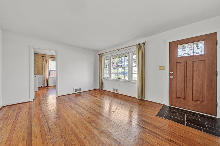 Building Photo - 2779 Derwent Dr SW