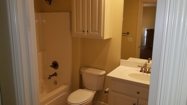 Building Photo - 4 bed 2.5 bath townhome with 2 car garage