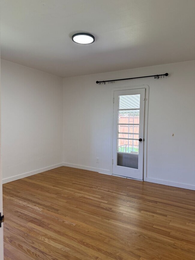 Building Photo - 5 Bedroom 3 Bathroom Southhill Home for Rent