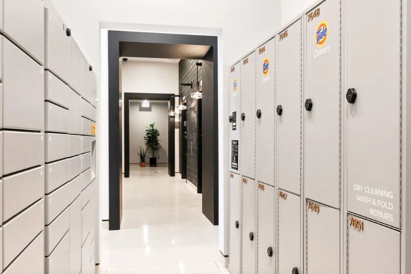 Building Photo - 1147 W Van Buren St