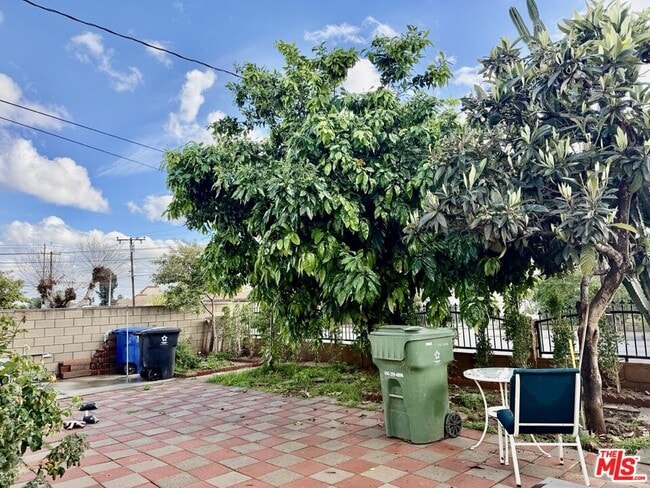 Building Photo - 2328 Pine St