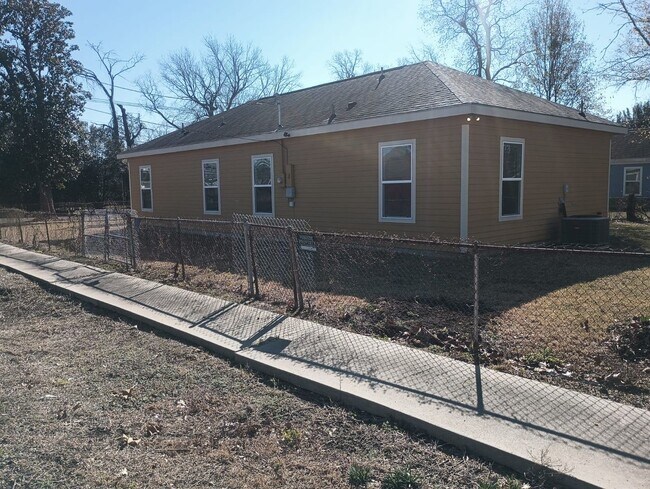 Building Photo - Cozy 2 bed / 1 bath - Move in Ready!