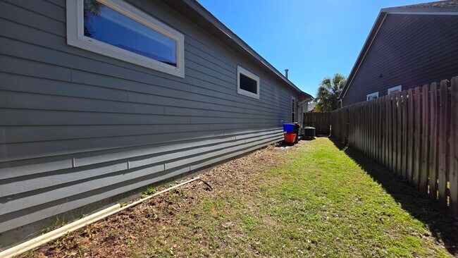 Building Photo - FOR RENT 4 BEDROOM 3 BATHROOM HOME