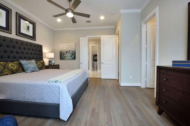 Building Photo - 5817 E Post Oak Ln