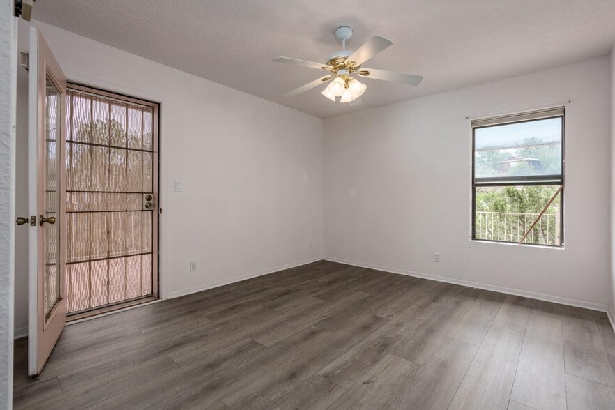 Building Photo - 1905 Deserama Cir