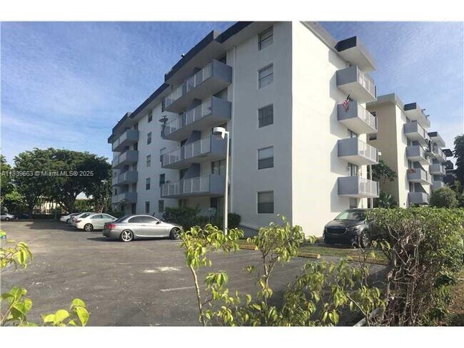 Building Photo - 1801 S Treasure Dr