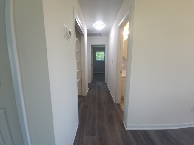 Building Photo - 846 Drawbridge Dr