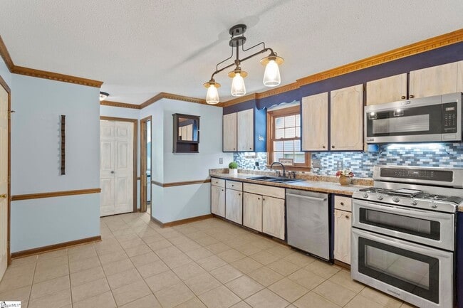 Building Photo - 405 Creek Dr