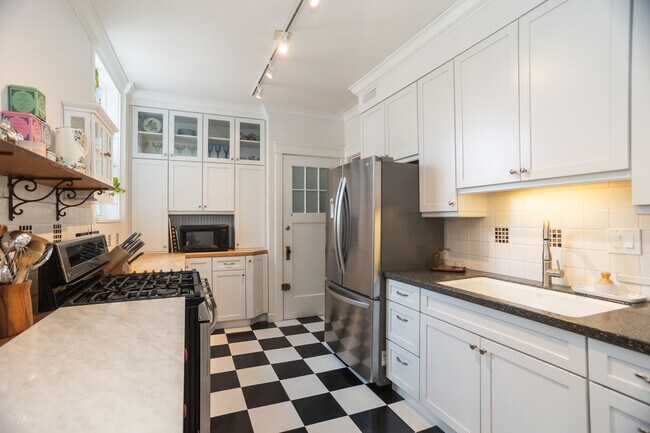 Building Photo - 901 W Ainslie St