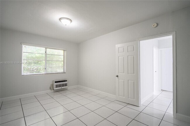 Building Photo - 7821 Carlyle Ave
