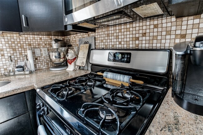 Building Photo - 910 W 9th St