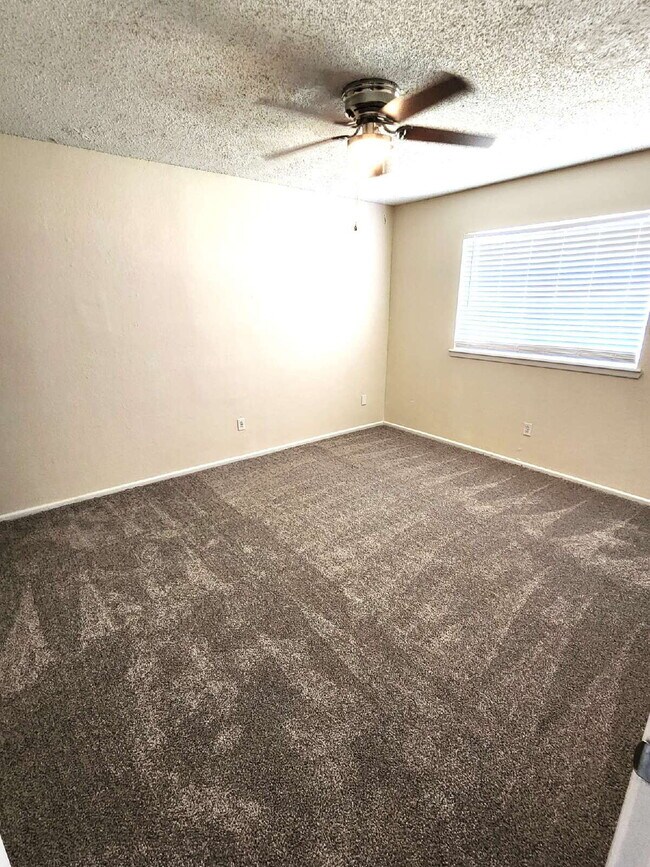 Building Photo - Updated 3/2/1 duplex in Northwest Lubbock.