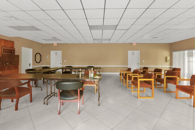 Building Photo - 6649 Somerset Dr