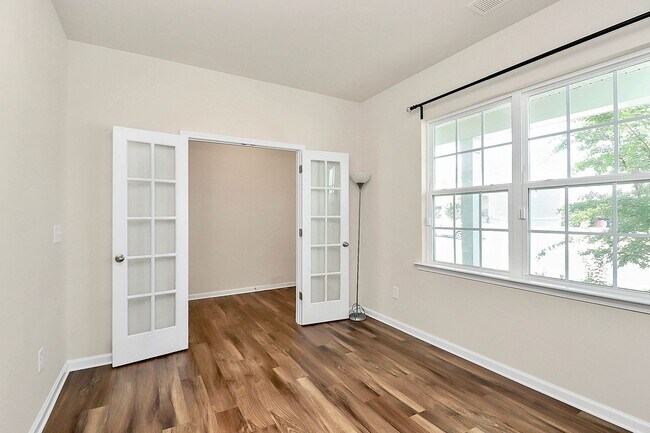 Building Photo - Welcome to this spacious 4 bedroom, 2.5 ba...
